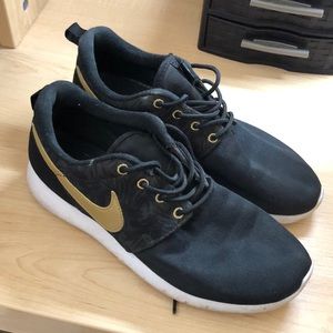 Black & Gold Nike Roshes